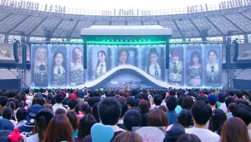 Задник до фильму"TWICE 5TH WORLD TOUR 