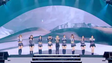 Задник до фильму"TWICE 5TH WORLD TOUR 