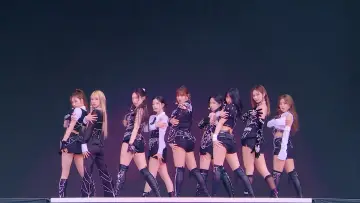 Задник до фильму"TWICE 5TH WORLD TOUR 