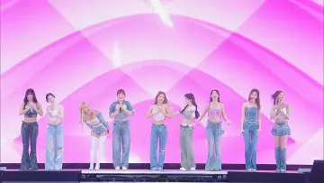Задник до фильму"TWICE 5TH WORLD TOUR 