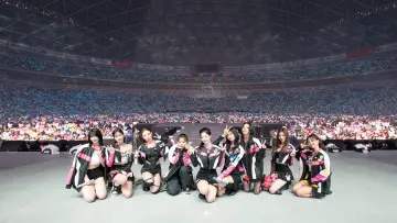 Задник до фильму"TWICE 5TH WORLD TOUR 