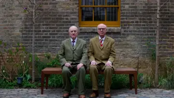 Задник до фильму"The Pilgrimage of Gilbert & George" #1107474