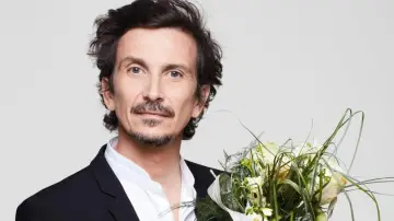 Задник до фильму"Arnaud Tsamere : 2 mariages & 1 enterrement" #404192