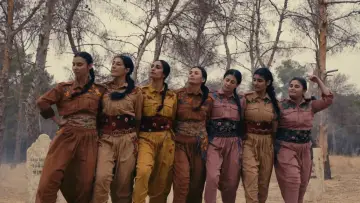 Задник до фильму"Stranên Kezîya Sor - Jin, Jiyan, Azadî" #1052847