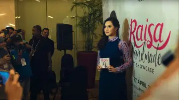 Задник до фильму"Harta Tahta Raisa" #476410