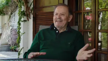 Задник до фильму"Γιάννης Σπανός: Πίσω απ