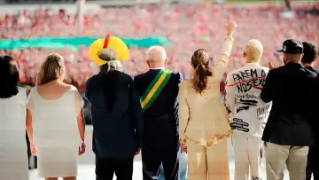 Задник до фильму"Déjà Vu - O Primeiro Ano do "Novo" Governo Lula" #418628
