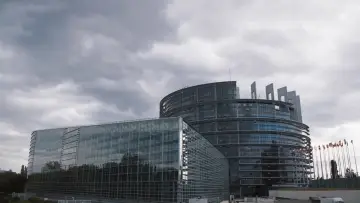 Задник до фільму "Gekaufte Politik? Europa in der Korruptionskrise" #431022