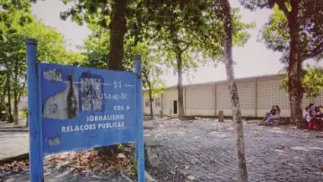 Задник до фильму"A Cantina do COS: Um Refúgio Universitário" #431435