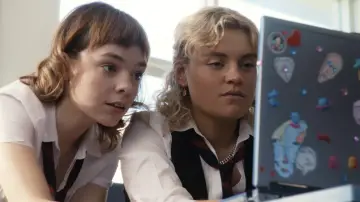 Задник до фільму "Girl Coded" #972851