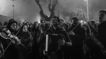 Задник до фильму"Karanlık Zamanlarda Şarkı Söylemek" #464447