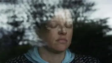 Cuando las nubes esconden la sombra постер