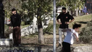 Задник до фильму"Ρυθμοί της πόλης: Το παρκούρ στην Θεσσαλονίκη" #1096364