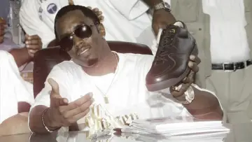Задник до фильму"TMZ Presents: The Downfall of Diddy" #1100408