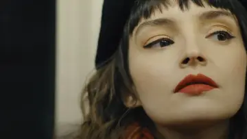 Задник до фільму "Lauren Mayberry: I Change Shapes" #480263