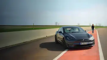 Tesla: Les Secrets de sa voiture électrique постер