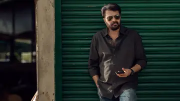 Задник до фільму "ഡൊമിനിക് ആൻഡ് ലേഡീസ് പേഴ്സ്" #682515