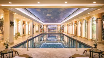 Задник до фильму"The Worlds Most Luxurious Retirement Homes" #504026