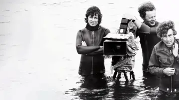 Задник до фильму"Jaws @ 50: The Definitive Inside Story" #680231