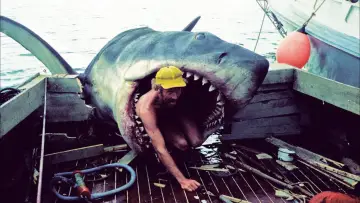 Задник до фильму"Jaws @ 50: The Definitive Inside Story" #680239