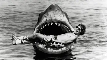 Задник до фильму"Jaws @ 50: The Definitive Inside Story" #680240