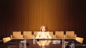 Задник до фільму "Найбагатша жінка світу" #534284