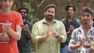 Задник до фільму "ഹൃദയപൂര്‍വ്വം" #784291
