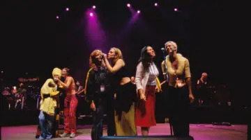 Задник до фильму"Lilith Fair: Building a Mystery" #845176