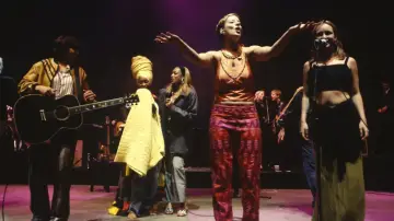 Задник до фильму"Lilith Fair: Building a Mystery" #845178