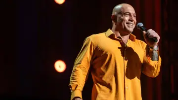 Задник до фильму"Joe Rogan: Burn the Boats" #1173763