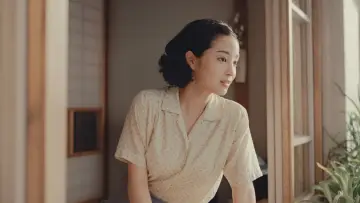 Задник до фільму "遠い山なみの光" #528213