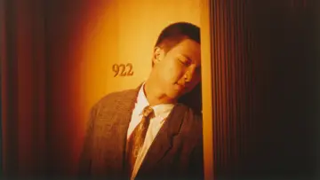 Задник до фильму"RM: Right People Wrong Place" #933197