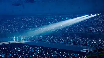Задник до фільму "하이라이트: 라이츠 고 온, 어게인 인 시네마" #1608825