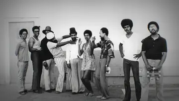Задник до фільму "Earth, Wind & Fire (To Be Celestial vs. That
