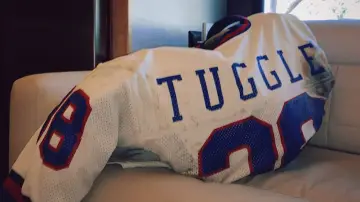 Задник до фильму"Mr. Irrelevant: The John Tuggle Story" #673823