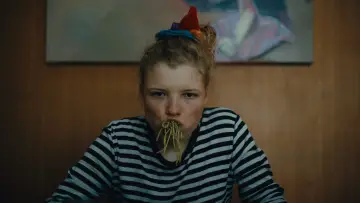 Задник до фільму "How to Be Normal and the Oddness of the Other World" #781577
