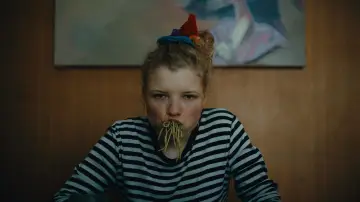 Задник до фільму "How to Be Normal and the Oddness of the Other World" #781578