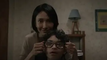 Задник до фильму"Dia Bukan Ibu" #533115