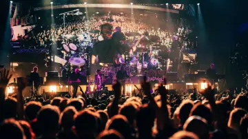 Задник до фильму"The Cure: The Show Of A Lost World (Troxy Live 2024)" #932189