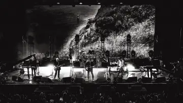 Задник до фильму"The Cure: The Show Of A Lost World (Troxy Live 2024)" #932190