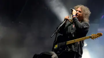 Задник до фильму"The Cure: The Show Of A Lost World (Troxy Live 2024)" #932191