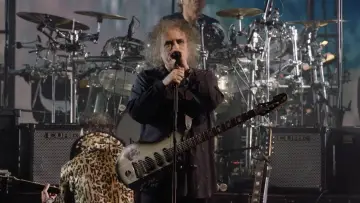 Задник до фильму"The Cure: The Show Of A Lost World (Troxy Live 2024)" #932192
