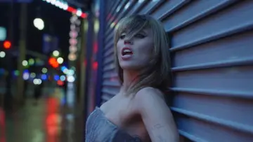 Задник до фильму"Miley Cyrus: Something Beautiful" #713910