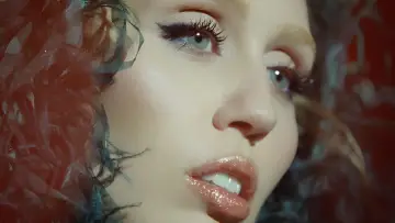Задник до фильму"Miley Cyrus: Something Beautiful" #713915