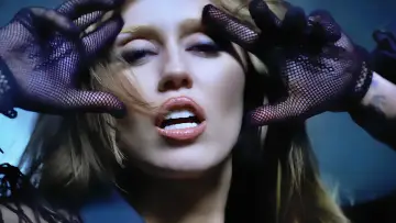 Задник до фильму"Miley Cyrus: Something Beautiful" #713917