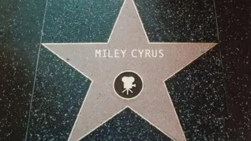 Задник до фильму"Miley Cyrus: Something Beautiful" #876597