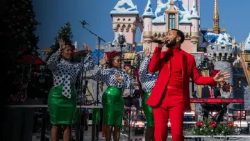 Задник до фильму"Disney Parks Magical Christmas Day Parade" #735245