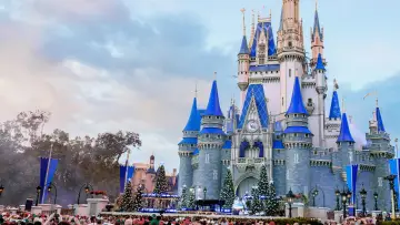 Задник до фильму"Disney Parks Magical Christmas Day Parade" #735251
