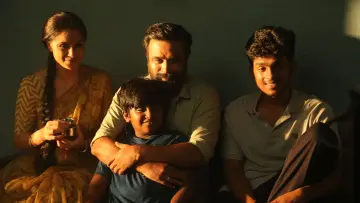 Задник до фильму"டூரிஸ்ட் ஃபாமிலி" #623548