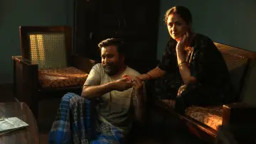 Задник до фильму"டூரிஸ்ட் ஃபாமிலி" #623550